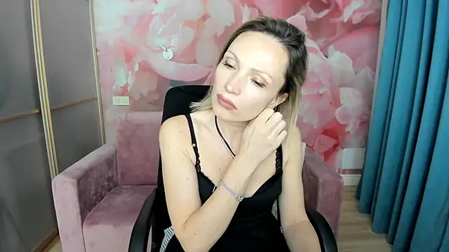 Snapshot of AlinaMoor chatting on 04/04/26, 06:16 AlinaMoor online show from 04/04/26, 06:16