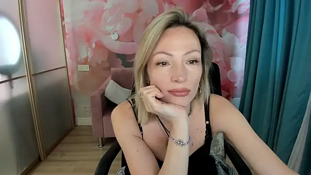 Snapshot of AlinaMoor chatting on 04/20/26, 12:19 AlinaMoor online show from 04/20/26, 12:19