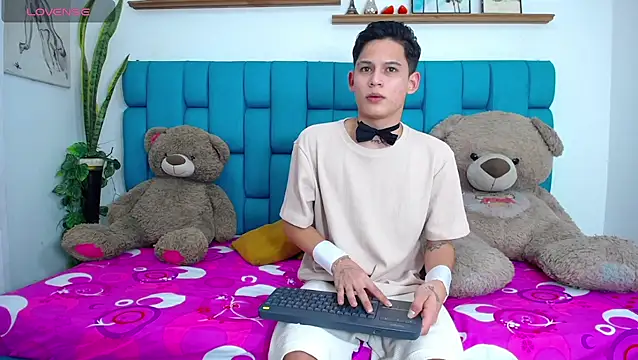 Snapshot of Brian_hot chatting on 03/15/26, 04:57 Brian hot online show from 03/15/26, 04:57