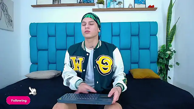 Snapshot of Brian_hot chatting on 04/20/26, 12:08 Brian hot online show from 04/20/26, 12:08