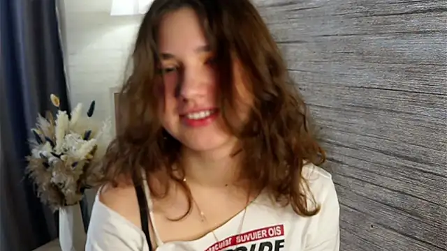 Snapshot of AmmieGerber chatting on 10/17/25, 01:31 AmmieGerber online show from 10/17/25, 01:31