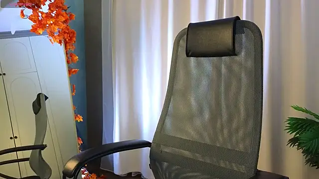 Snapshot of kitsun_ne chatting on 11/21/25, 08:18 kitsun ne online show from 11/21/25, 08:18