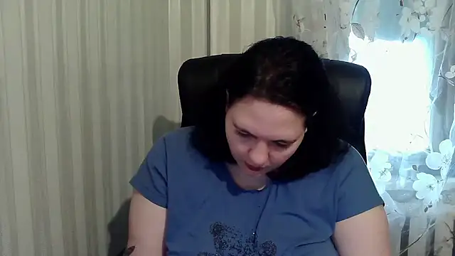 XLisaBlueXs  online show from 10/21/25, 10:27