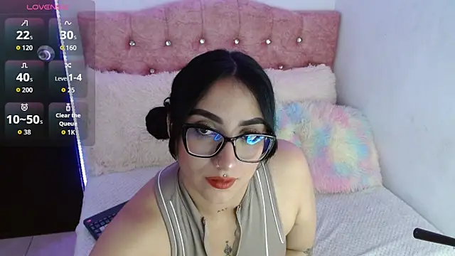 Snapshot of SeleneMore chatting on 12/04/25, 04:48 SeleneMore online show from 12/04/25, 04:48