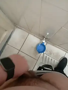 Snapshot of herz19033 chatting on 10/21/25, 10:38 herz19033 online show from 10/21/25, 10:38