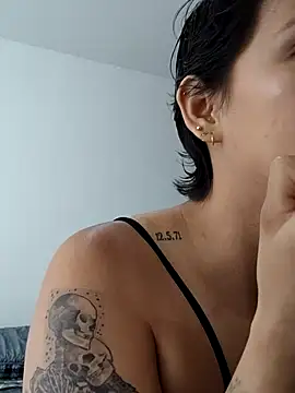 Snapshot of Blue_and_Damian chatting on 10/20/25, 01:00 Blue and Damian online show from 10/20/25, 01:00