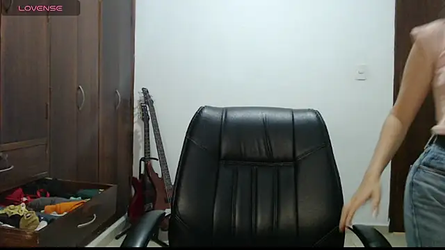 Snapshot of CarlaLorez chatting on 03/17/26, 01:10 CarlaLorez online show from 03/17/26, 01:10