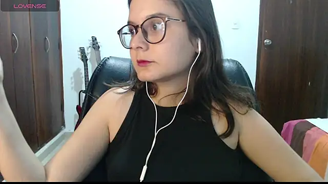 Snapshot of CarlaLorez chatting on 04/03/26, 04:43 CarlaLorez online show from 04/03/26, 04:43