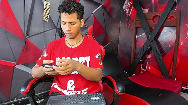 Raphael LatinBoy online show from 10/18/25, 04:04