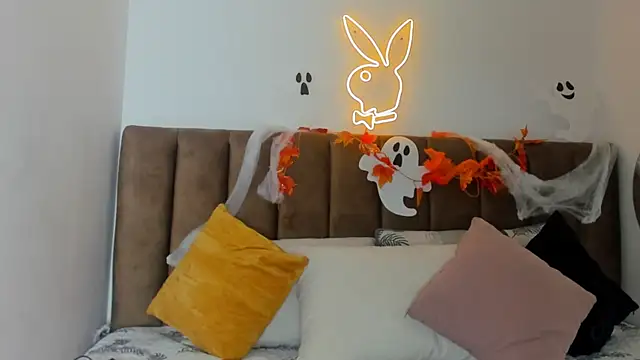 Snapshot of Amara18__ chatting on 10/21/25, 03:07 Amara18 online show from 10/21/25, 03:07