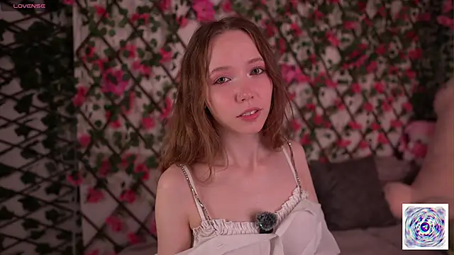 Snapshot of Petite_Polly chatting on 11/15/25, 06:15 Petite Polly online show from 11/15/25, 06:15