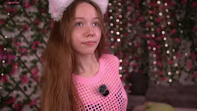 Snapshot of Petite_Polly chatting on 12/15/25, 06:12 Petite Polly online show from 12/15/25, 06:12