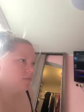 Snapshot of Velvetflamed chatting on 10/16/25, 08:04 Velvetflamed online show from 10/16/25, 08:04