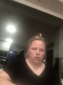 Snapshot of Velvetflamed chatting on 10/20/25, 06:30 Velvetflamed online show from 10/20/25, 06:30