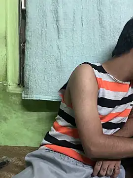 Snapshot of foxythebold chatting on 10/24/25, 06:37 foxythebold online show from 10/24/25, 06:37