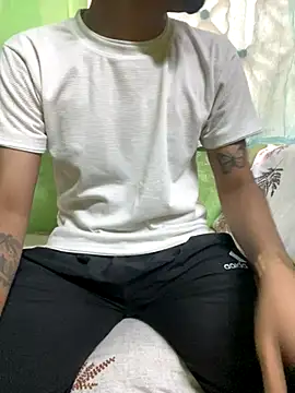 Snapshot of foxythebold chatting on 11/23/25, 07:19 foxythebold online show from 11/23/25, 07:19