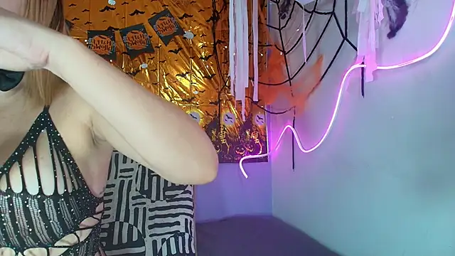 Snapshot of lu_mystic chatting on 10/23/25, 11:53 lu mystic online show from 10/23/25, 11:53