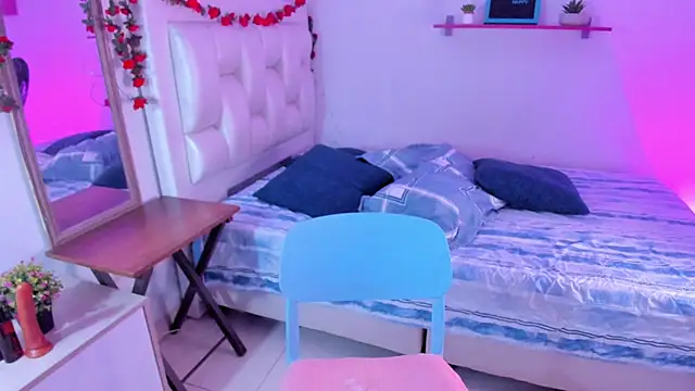 Laaura-Velez online show from 11/28/25, 01:25