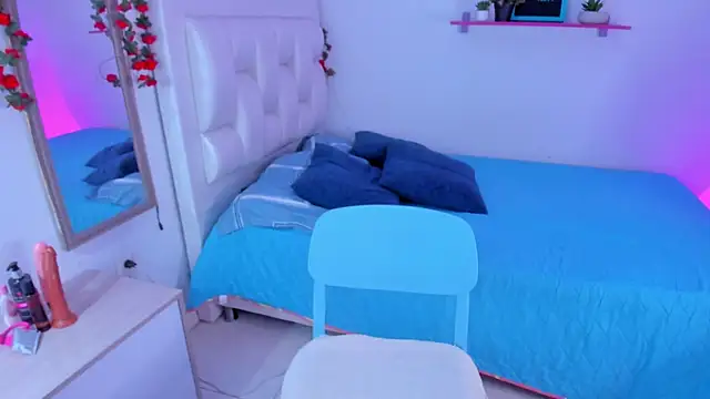 Laaura-Velez online show from 12/18/25, 12:33