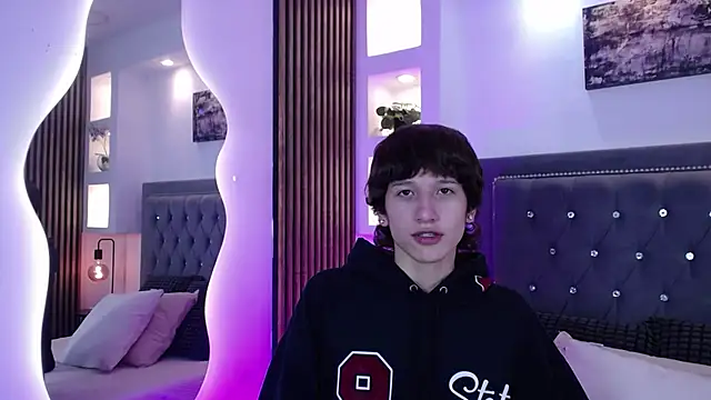 Snapshot of Emo_Boy_ chatting on 04/05/26, 08:39 Emo Boy online show from 04/05/26, 08:39