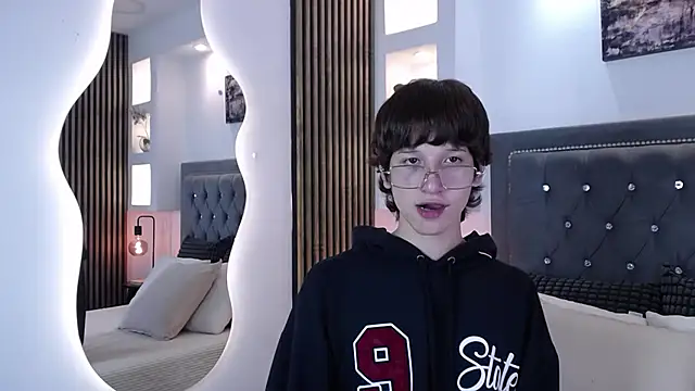 Snapshot of Emo_Boy_ chatting on 04/10/26, 08:35 Emo Boy online show from 04/10/26, 08:35