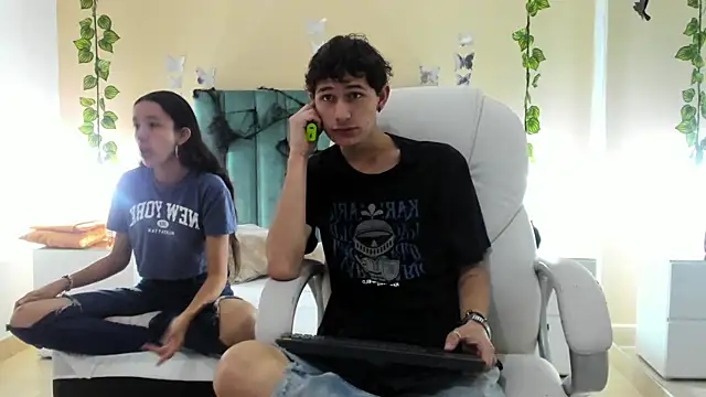 Snapshot of Taylor_and_exidt chatting on 10/16/25, 12:39 Taylor and exidt online show from 10/16/25, 12:39