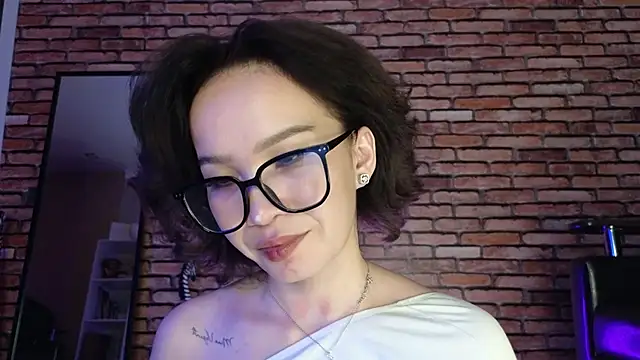 Snapshot of saya_li1 chatting on 10/21/25, 09:04 saya li1 online show from 10/21/25, 09:04