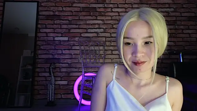 Snapshot of saya_li1 chatting on 10/27/25, 08:35 saya li1 online show from 10/27/25, 08:35