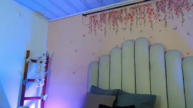 Snapshot of SweetRenata_ chatting on 10/24/25, 11:17 SweetRenata online show from 10/24/25, 11:17