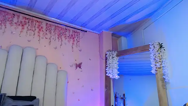 Snapshot of SweetRenata_ chatting on 10/27/25, 11:25 SweetRenata online show from 10/27/25, 11:25