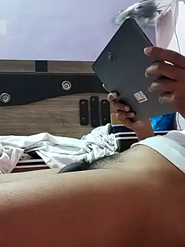 Snapshot of vickymtrb chatting on 10/28/25, 07:27 vickymtrb online show from 10/28/25, 07:27