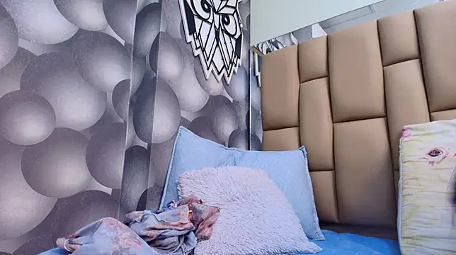 Snapshot of hannah_teehn chatting on 10/18/25, 07:03 hannah teehn online show from 10/18/25, 07:03