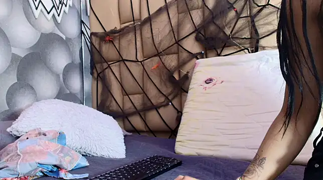 Snapshot of hannah_teehn chatting on 10/23/25, 07:12 hannah teehn online show from 10/23/25, 07:12