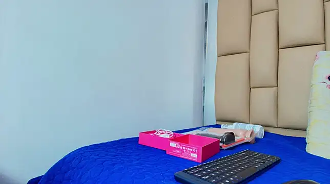 Snapshot of hannah_teehn chatting on 11/19/25, 07:14 hannah teehn online show from 11/19/25, 07:14