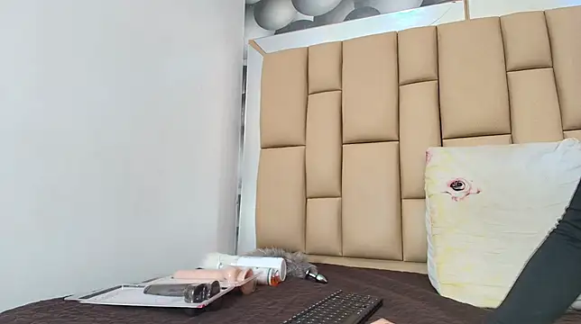 Snapshot of hannah_teehn chatting on 11/22/25, 07:02 hannah teehn online show from 11/22/25, 07:02