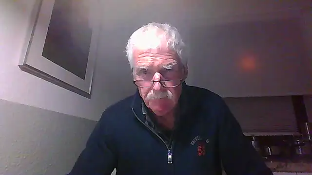 Snapshot of super-snoopy chatting on 12/04/25, 05:10 super-snoopy online show from 12/04/25, 05:10