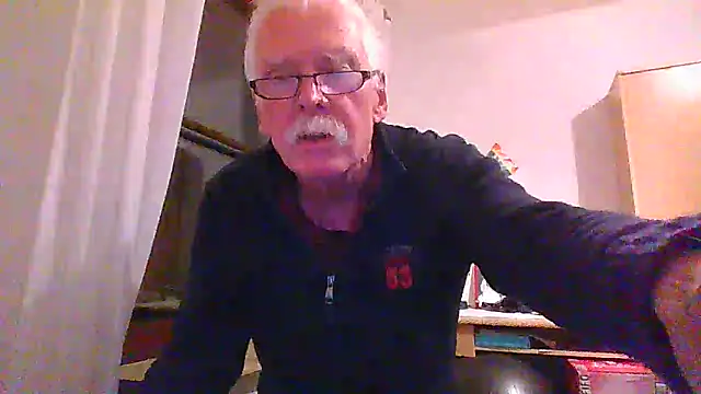 Snapshot of super-snoopy chatting on 12/16/25, 04:01 super-snoopy online show from 12/16/25, 04:01