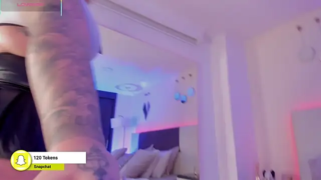 Snapshot of CleoJhonson1 chatting on 10/16/25, 09:21 CleoJhonson1 online show from 10/16/25, 09:21