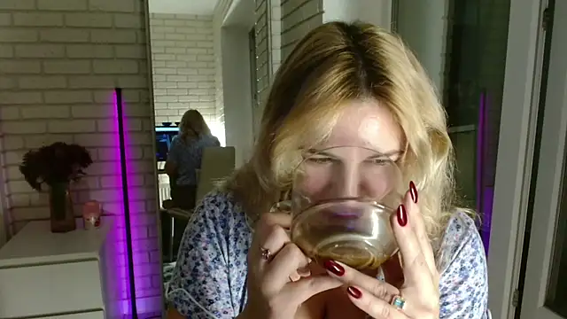 Snapshot of Passion-Blondy chatting on 11/25/25, 05:46 Passion-Blondy online show from 11/25/25, 05:46