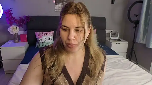 Snapshot of Passion-Blondy chatting on 05/11/26, 05:54 Passion-Blondy online show from 05/11/26, 05:54