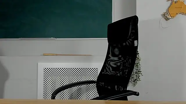 Snapshot of ClaireMathis chatting on 04/07/26, 02:50 ClaireMathis online show from 04/07/26, 02:50