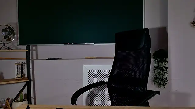 Snapshot of ClaireMathis chatting on 04/25/26, 02:47 ClaireMathis online show from 04/25/26, 02:47