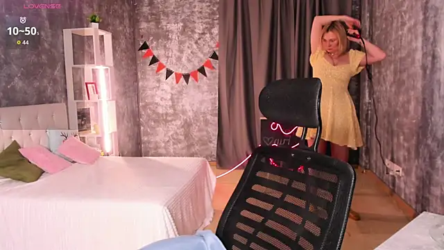 scent  of woman online show from 12/19/25, 01:23