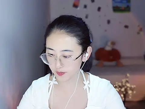 Queena  online show from 12/15/25, 07:45