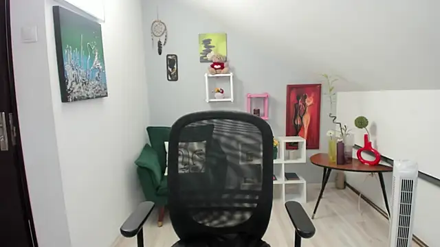 Snapshot of BettyJamess chatting on 10/17/25, 07:27 BettyJamess online show from 10/17/25, 07:27