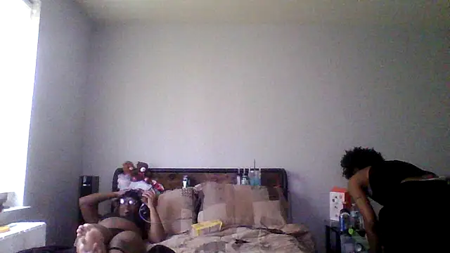 Snapshot of dezzidavill chatting on 04/03/26, 07:12 dezzidavill online show from 04/03/26, 07:12