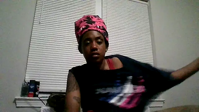 Snapshot of dezzidavill chatting on 04/18/26, 02:04 dezzidavill online show from 04/18/26, 02:04