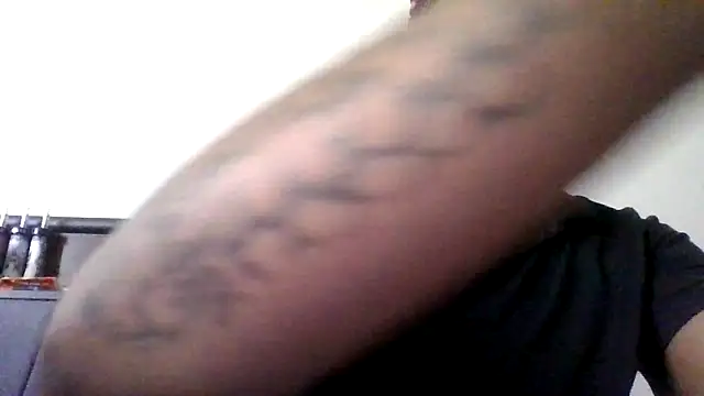 Snapshot of dezzidavill chatting on 04/18/26, 02:43 dezzidavill online show from 04/18/26, 02:43