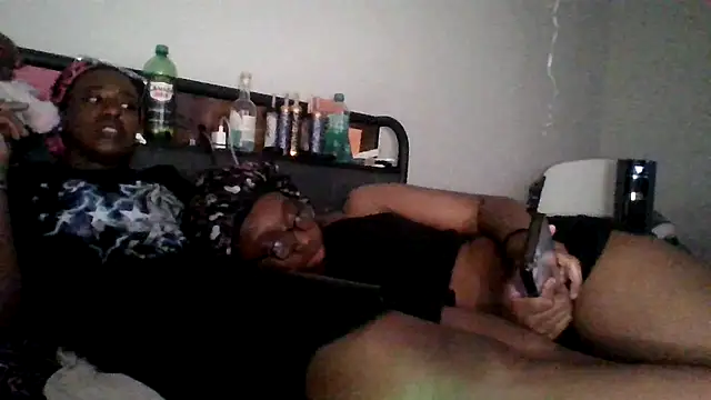 Snapshot of dezzidavill chatting on 05/17/26, 01:03 dezzidavill online show from 05/17/26, 01:03
