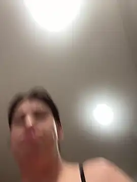 Snapshot of oceanGal25 chatting on 12/15/25, 08:18 oceanGal25 online show from 12/15/25, 08:18